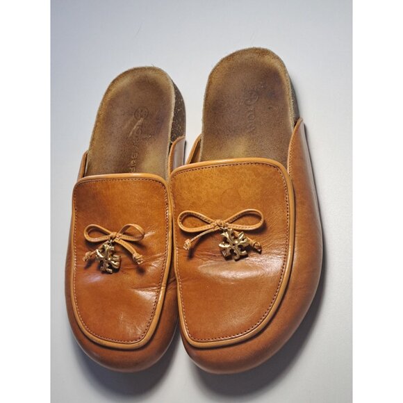 Tory Burch Charm Mules Clogs Womens Tan Leather Slip-On Gold Charm Size 7.5 - Picture 1 of 15